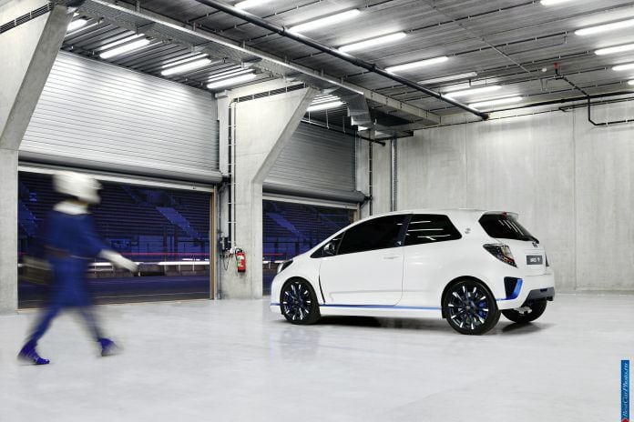 2013 Toyota Yaris Hybrid-R Concept - фотография 8 из 21