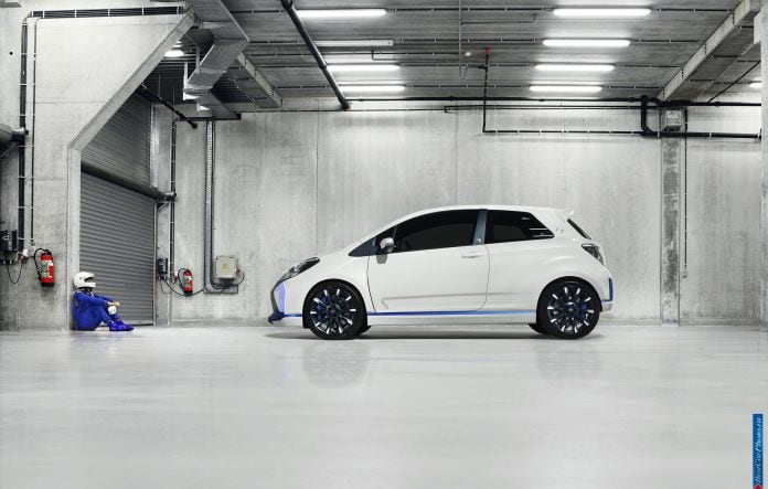 2013 Toyota Yaris Hybrid-R Concept - фотография 9 из 21