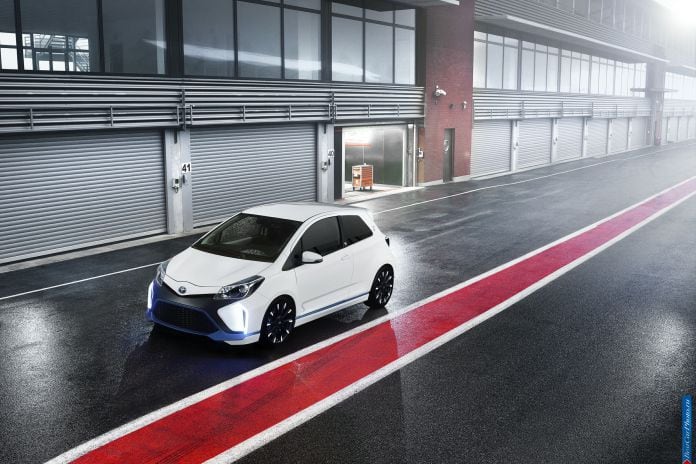 2013 Toyota Yaris Hybrid-R Concept - фотография 10 из 21