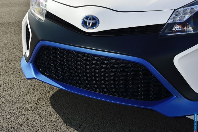 2013 Toyota Yaris Hybrid-R Concept - фотография 12 из 21