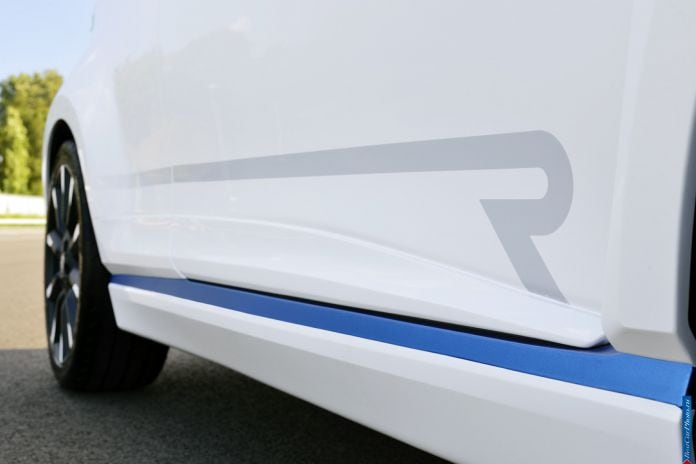 2013 Toyota Yaris Hybrid-R Concept - фотография 14 из 21