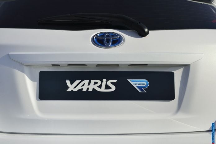 2013 Toyota Yaris Hybrid-R Concept - фотография 18 из 21