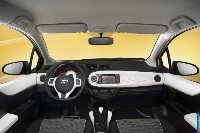 2013 Toyota Yaris Trend - фотография 4 из 5