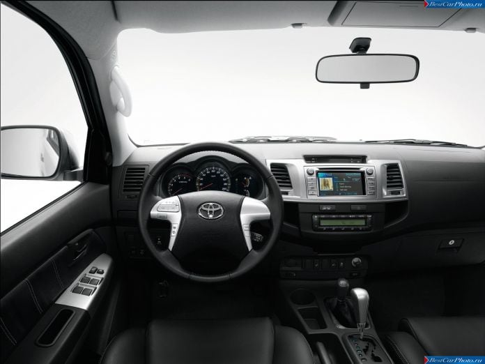 2014 Toyota Hilux Invincible - фотография 3 из 15