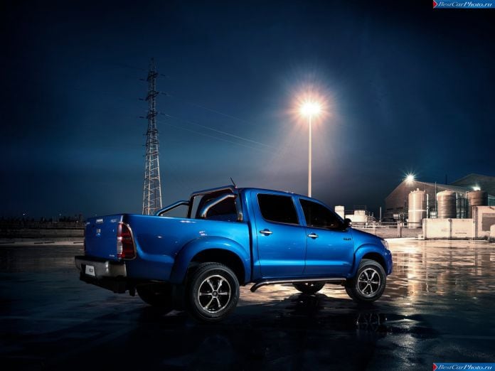 2014 Toyota Hilux Invincible - фотография 9 из 15