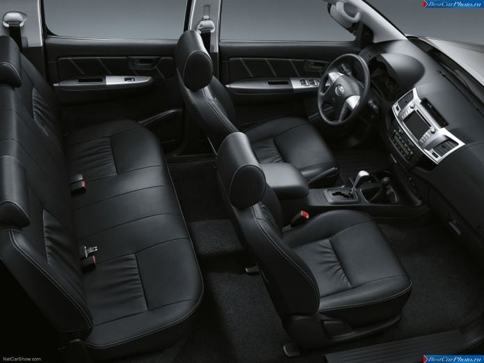 2014 Toyota Hilux Invincible - фотография 13 из 15