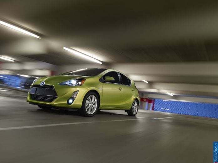 2015 Toyota Prius C - фотография 1 из 24