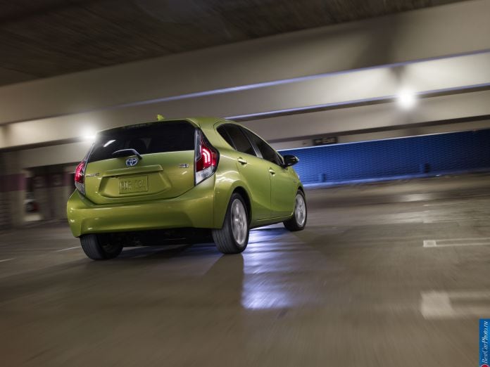 2015 Toyota Prius C - фотография 3 из 24