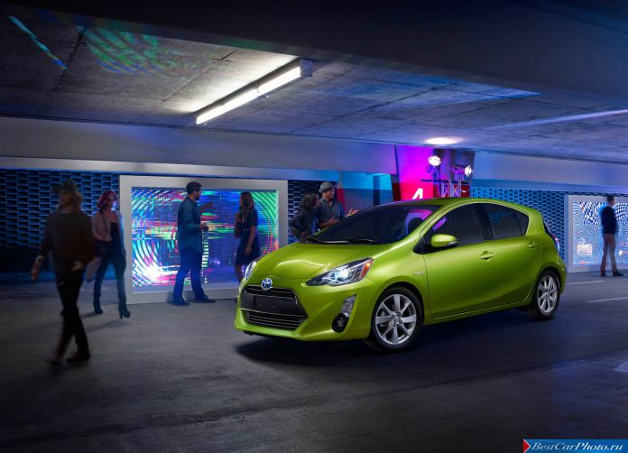 2015 Toyota Prius C - фотография 4 из 24