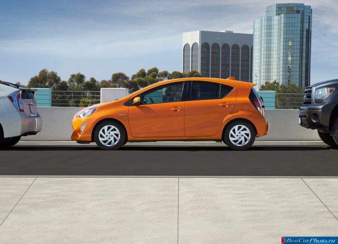 2015 Toyota Prius C - фотография 6 из 24