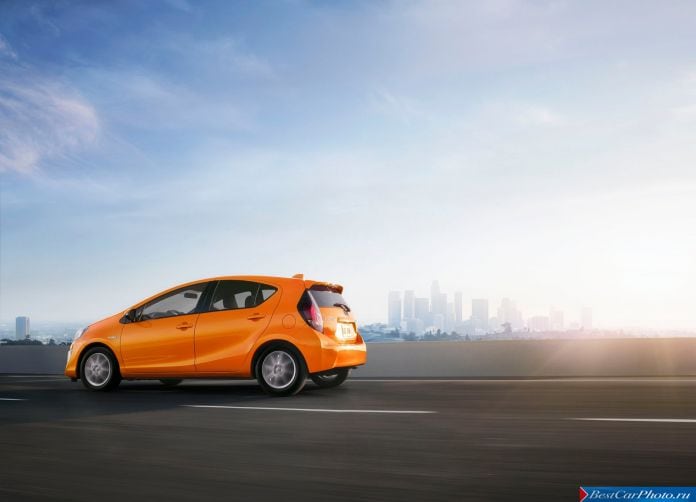 2015 Toyota Prius C - фотография 10 из 24