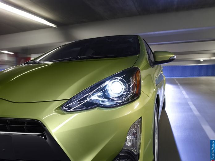 2015 Toyota Prius C - фотография 15 из 24