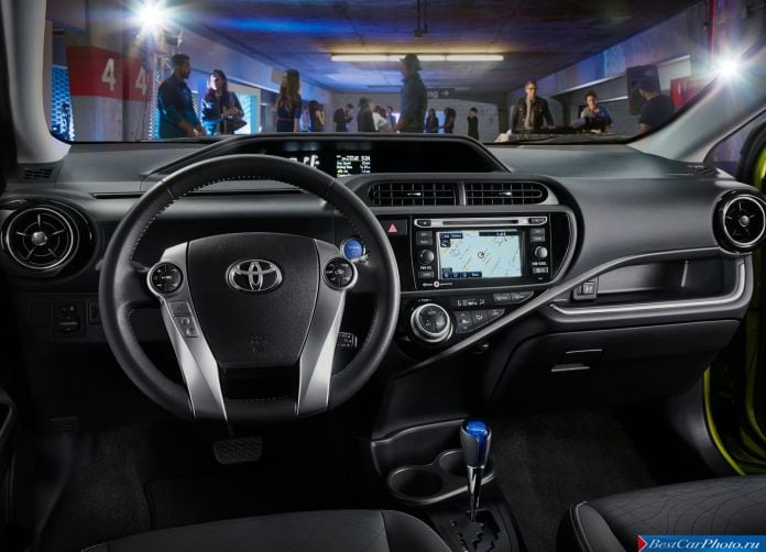 2015 Toyota Prius C - фотография 16 из 24