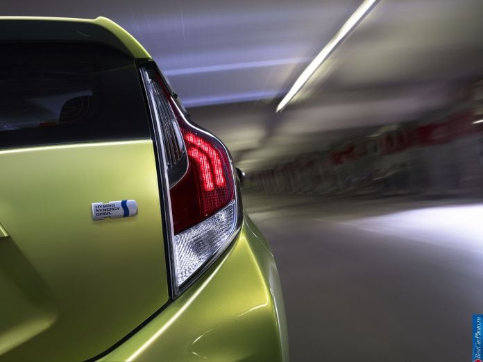2015 Toyota Prius C - фотография 17 из 24