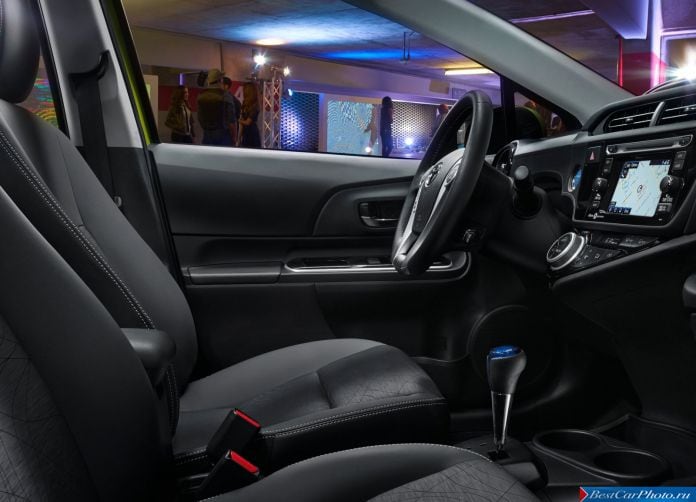 2015 Toyota Prius C - фотография 18 из 24