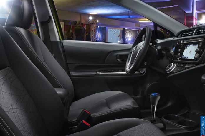 2015 Toyota Prius C - фотография 19 из 24