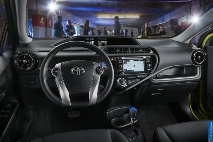 2015 Toyota Prius C - фотография 21 из 24