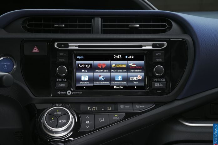 2015 Toyota Prius C - фотография 23 из 24