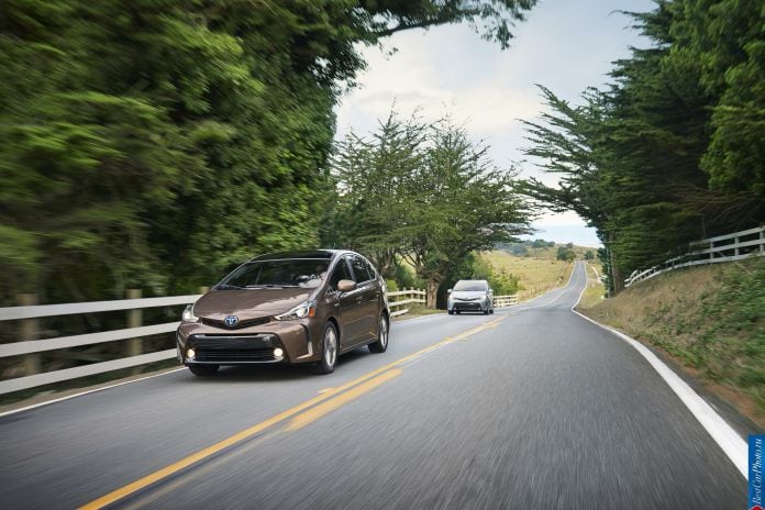 2015 Toyota Prius V - фотография 3 из 26