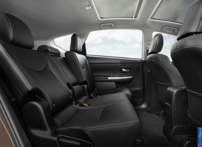 2015 Toyota Prius V - фотография 15 из 26