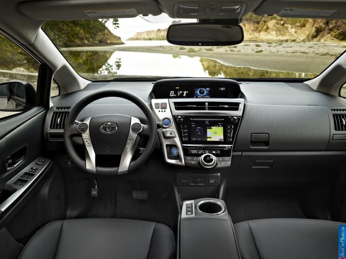 2015 Toyota Prius V - фотография 19 из 26