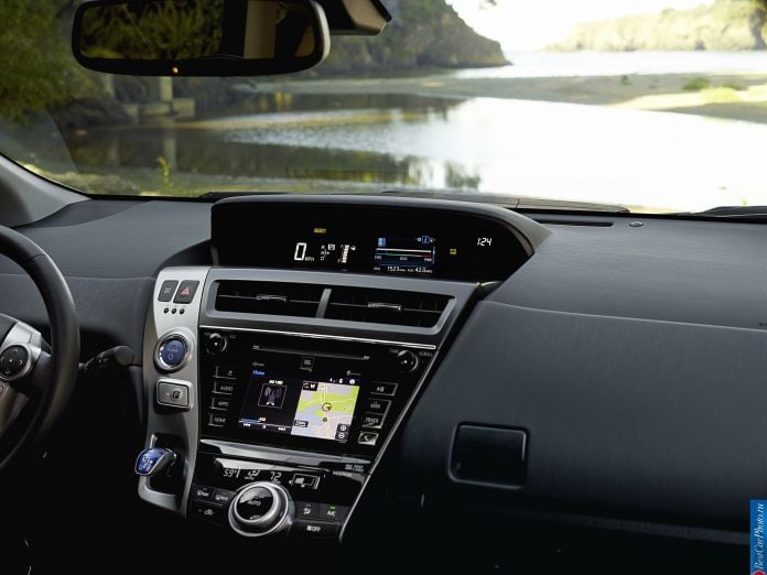 2015 Toyota Prius V - фотография 23 из 26