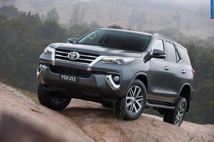 2016 Toyota Fortuner - фотография 1 из 16