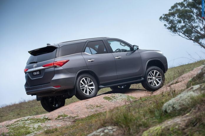 2016 Toyota Fortuner - фотография 2 из 16