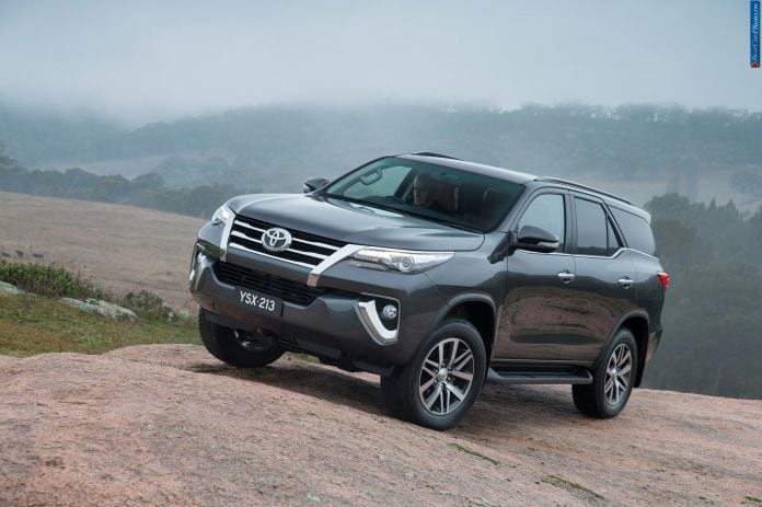 2016 Toyota Fortuner - фотография 3 из 16