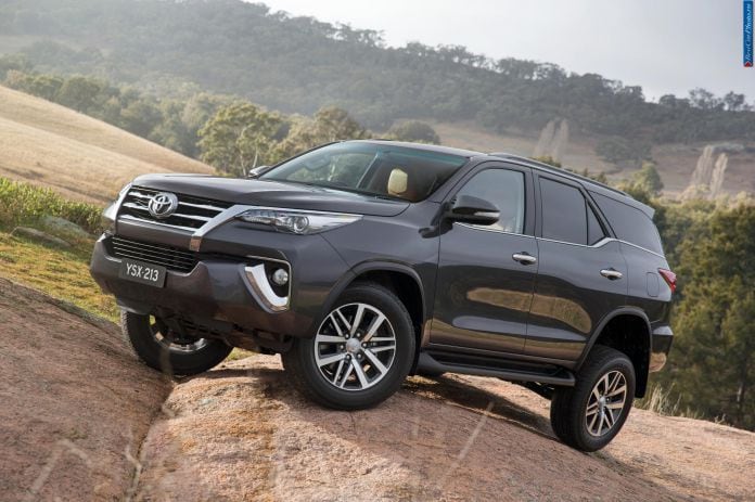 2016 Toyota Fortuner - фотография 4 из 16