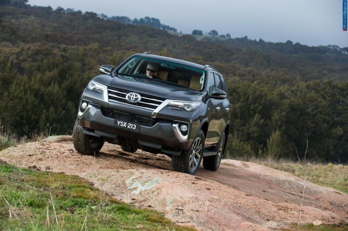 2016 Toyota Fortuner - фотография 6 из 16