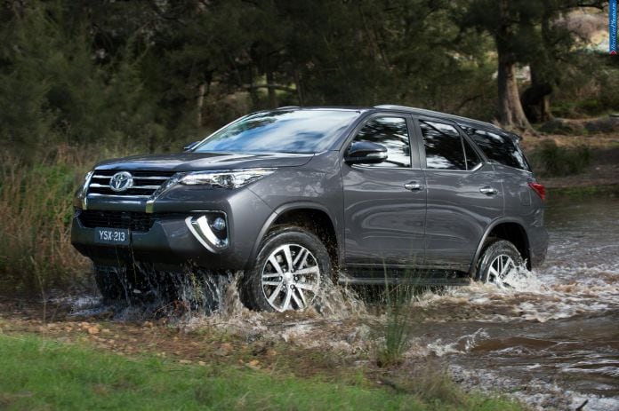 2016 Toyota Fortuner - фотография 8 из 16