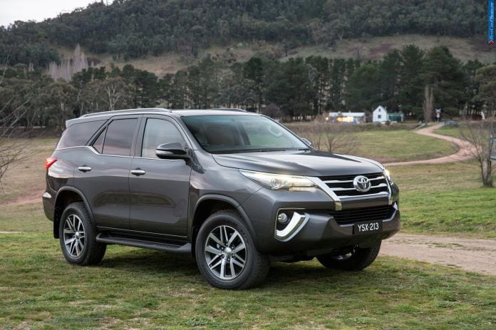 2016 Toyota Fortuner - фотография 9 из 16
