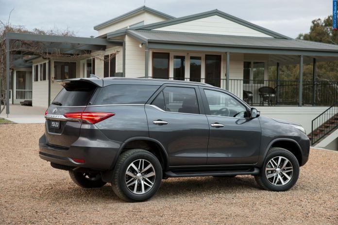 2016 Toyota Fortuner - фотография 10 из 16