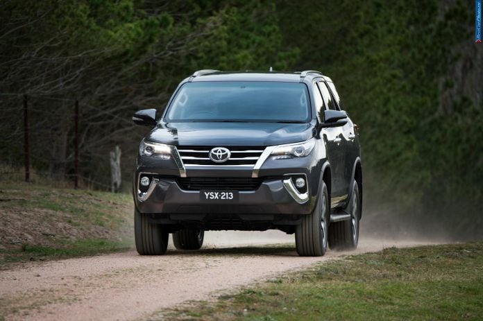2016 Toyota Fortuner - фотография 11 из 16