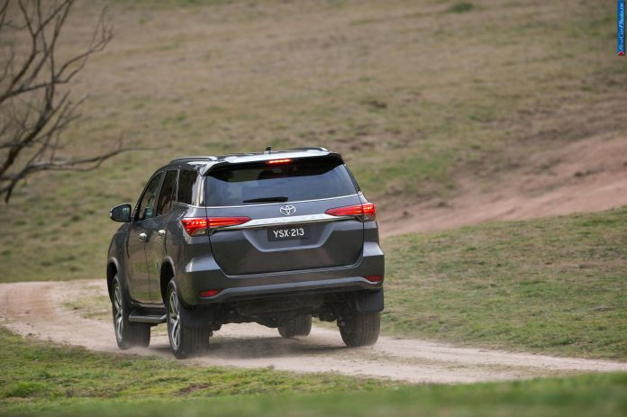2016 Toyota Fortuner - фотография 12 из 16