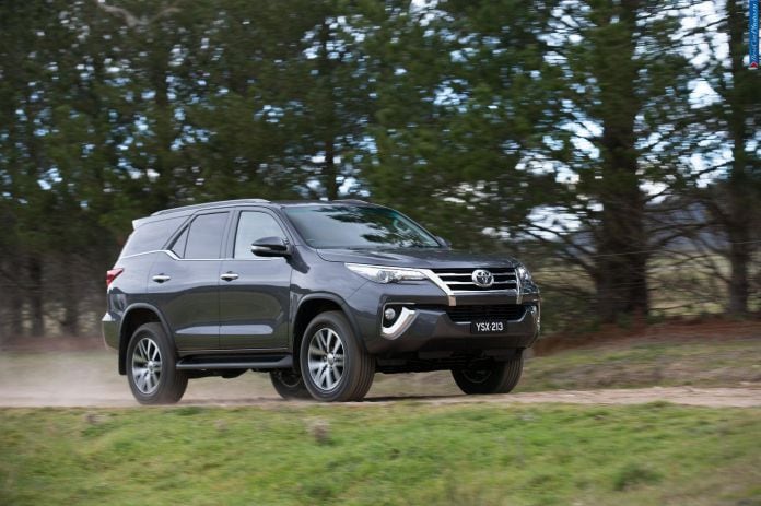 2016 Toyota Fortuner - фотография 13 из 16