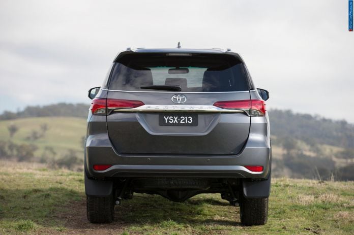 2016 Toyota Fortuner - фотография 14 из 16