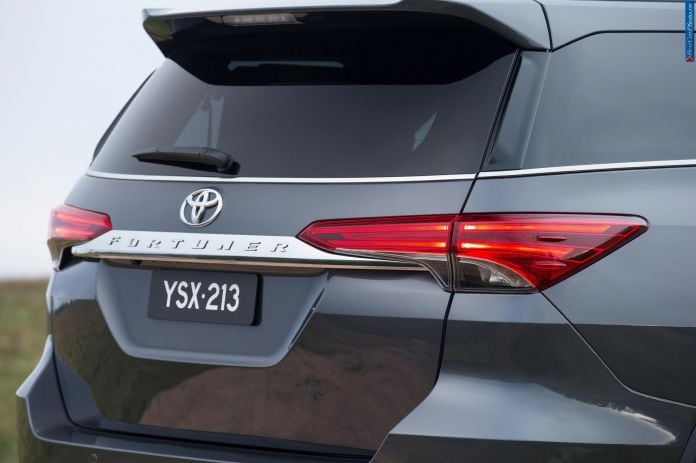2016 Toyota Fortuner - фотография 15 из 16