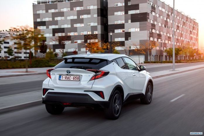 2017 Toyota C-HR hybrid - фотография 20 из 34 2017 Toyota C-HR hybrid - фотография 20 из 34