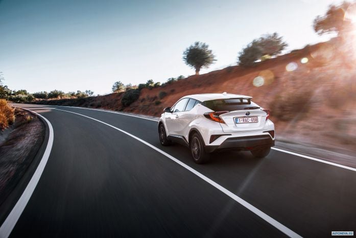 2017 Toyota C-HR hybrid - фотография 25 из 34 2017 Toyota C-HR hybrid - фотография 25 из 34