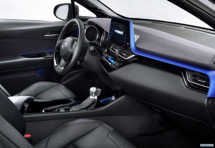 2017 Toyota C-HR hybrid - фотография 30 из 34 2017 Toyota C-HR hybrid - фотография 30 из 34