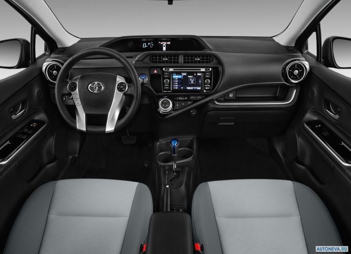2017 Toyota Prius C - фотография 11 из 14