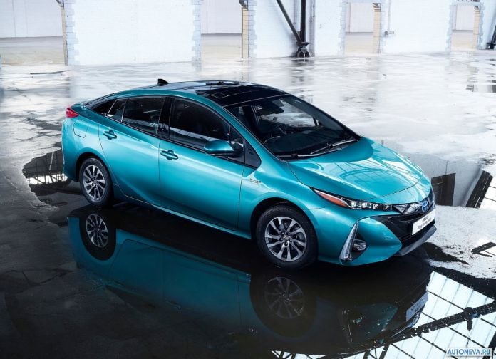 2017 Toyota Prius Plug-in Hybrid - фотография 13 из 160