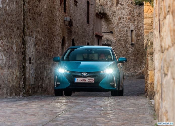 2017 Toyota Prius Plug-in Hybrid - фотография 54 из 160