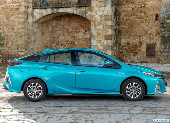 2017 Toyota Prius Plug-in Hybrid - фотография 55 из 160