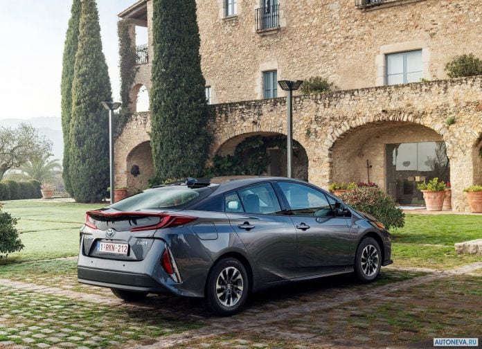2017 Toyota Prius Plug-in Hybrid - фотография 66 из 160
