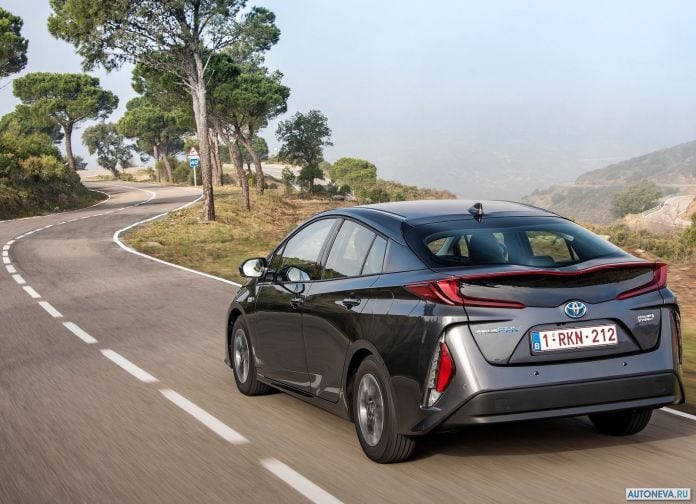 2017 Toyota Prius Plug-in Hybrid - фотография 70 из 160