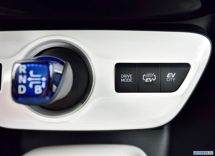 2017 Toyota Prius Plug-in Hybrid - фотография 103 из 160