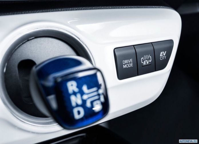 2017 Toyota Prius Plug-in Hybrid - фотография 104 из 160